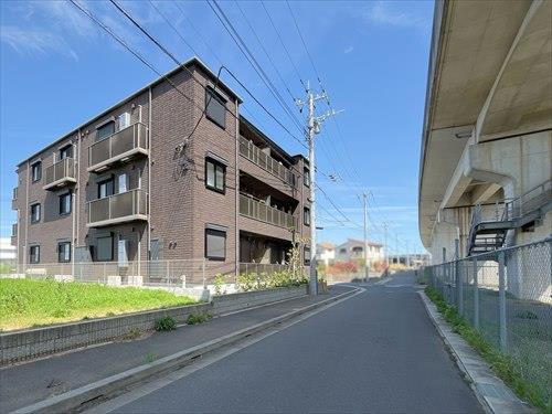 側面道路 (南東側)
