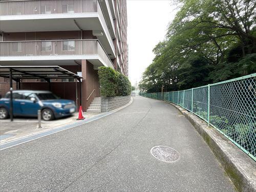 側面道路（2026年7月撮影）