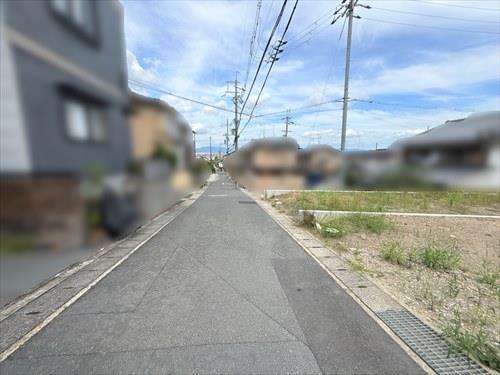 北側前面道路（西側より撮影）