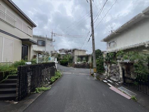 北東側前面道路