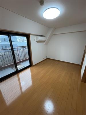 バルコニー面の室内①