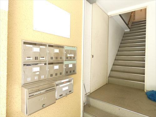 メールボックスと階段
