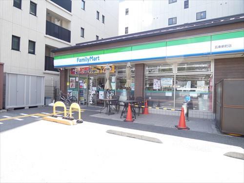 ｢ファミリーマート五条新町店｣迄徒歩2分