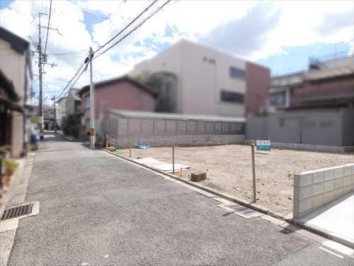 現地分譲地全体と前面道路（東方向）