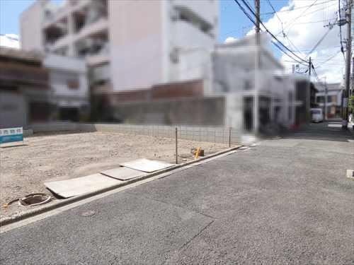 現地と前面道路（西方向）