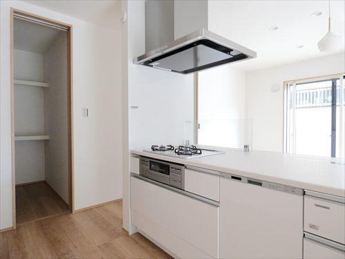 収納スペース付きキッチン