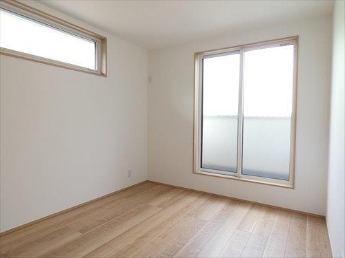 バルコニーに面した北東側洋室