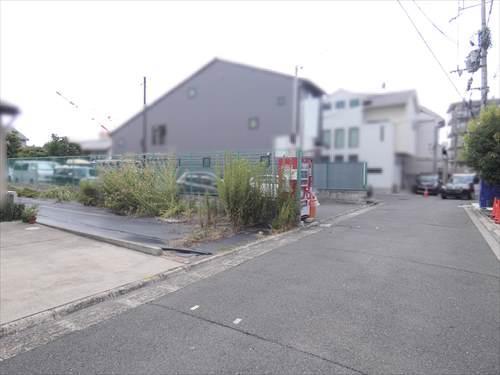 現地と前面道路（西方向）