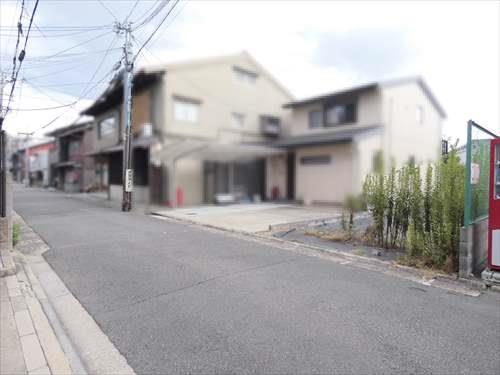 現地と前面道路（東方向）