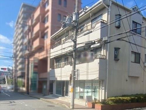 外観と東側前面道路