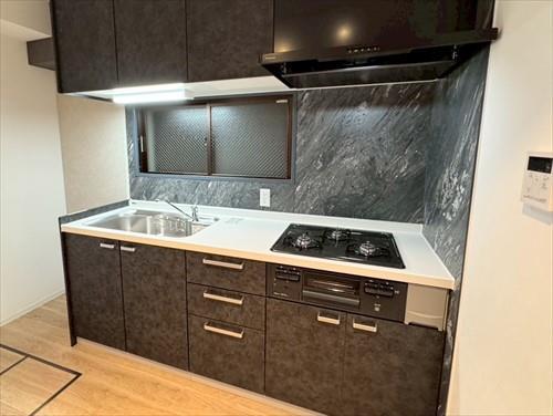 窓に面したキッチン