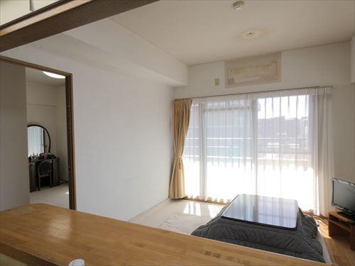 キッチンから見たリビング