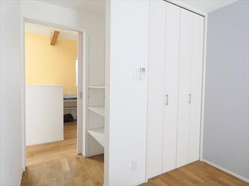 洋室本棚とクローゼット