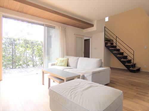 リビングとウッドデッキ