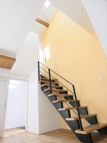 ストリップ階段と吹抜け