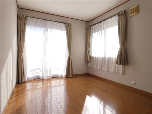 西側洋室（約6.9帖）