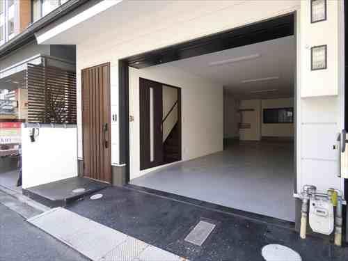 玄関、車庫入口