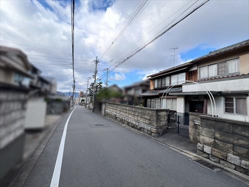 前面道路（西方向）