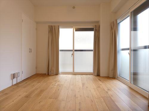 バルコニーに面した洋室