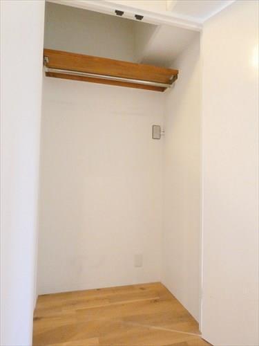 リビングハンガーパイプ収納