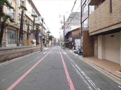 前面道路（富小路通り）