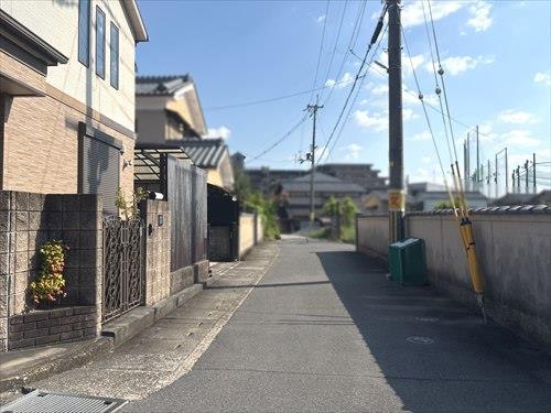 西側前面道路