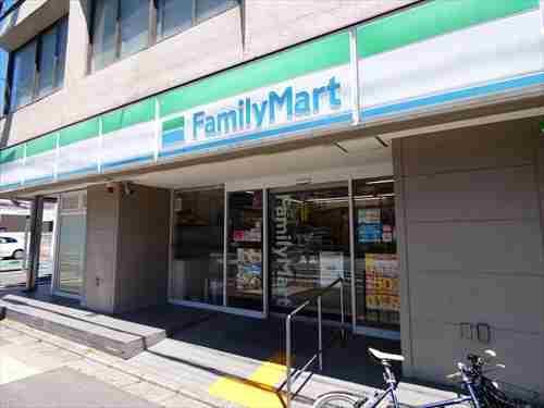 ファミリーマート丸太町猪熊店まで徒歩1分