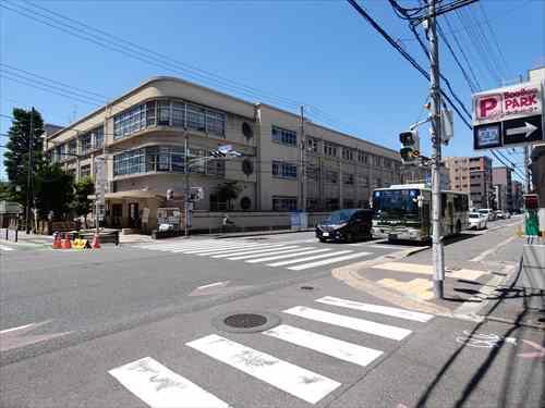 南側前面道路（堀川通り）