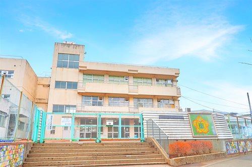 小山田南小学校まで1090ｍ