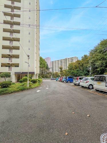 【現地前面道路2024年10月撮影】