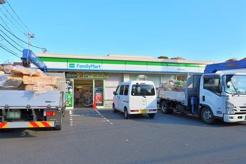 ファミリーマート町田本町田店まで180ｍ