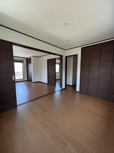 ２階北東・南西側洋室（2部屋開放し撮影）