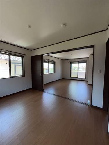 ２階北東・南西側洋室（2部屋開放し撮影）