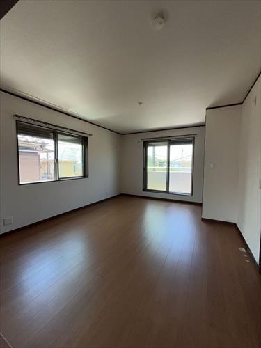 ２階南西側洋室（北東側洋室から撮影）