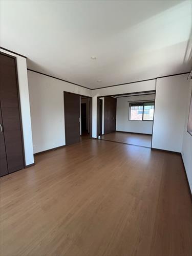 ２階北東・南西側洋室（2部屋開放し撮影）