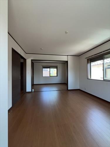 ２階北東・南西側洋室（2部屋開放し撮影）