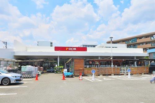 DCM調布店まで1140ｍ