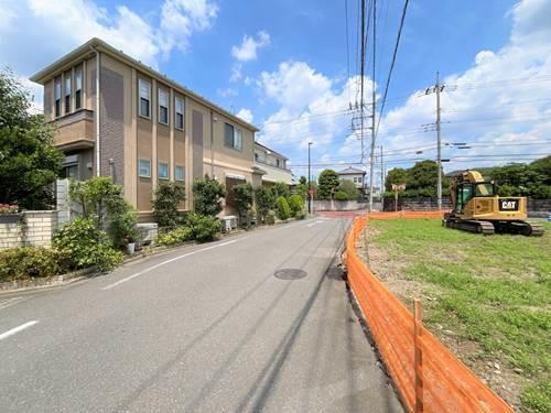 西側【現地前面道路2025年7月撮影】