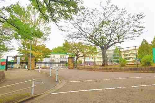 町田市立鶴川第二小学校まで580ｍ