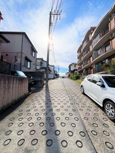 【現地前面道路2025年10月撮影】