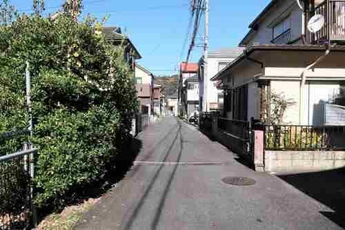 【現地前面道路2025年11月撮影】