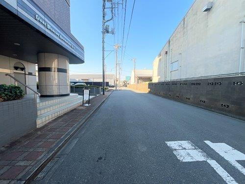 【現地前面道路2025年12月撮影】