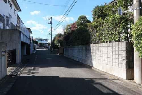 【現地前面道路2025年12月撮影】