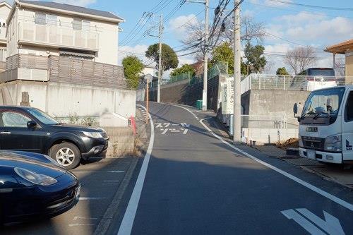前面道路（2025年12月 撮影）