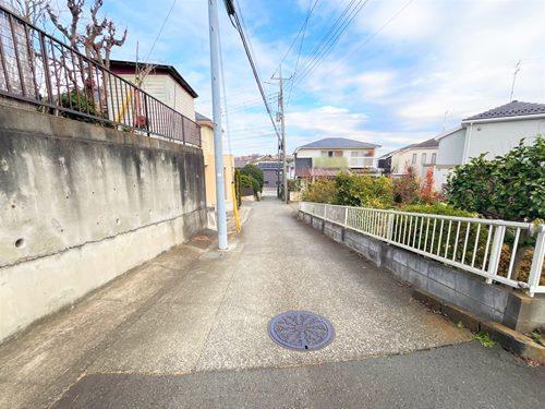 【現地前面道路2025年12月撮影】