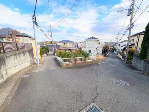 【現地前面道路2025年12月撮影】