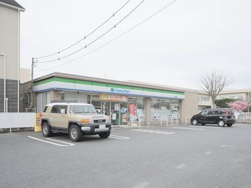ファミリーマート大和西鶴間店 620m
