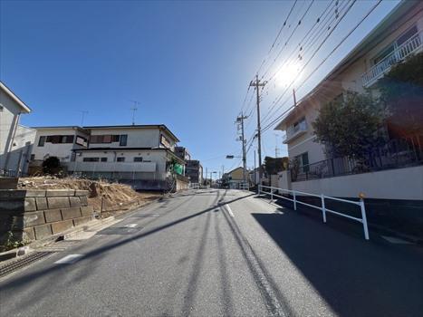 西側前面道路（2026年2月撮影）