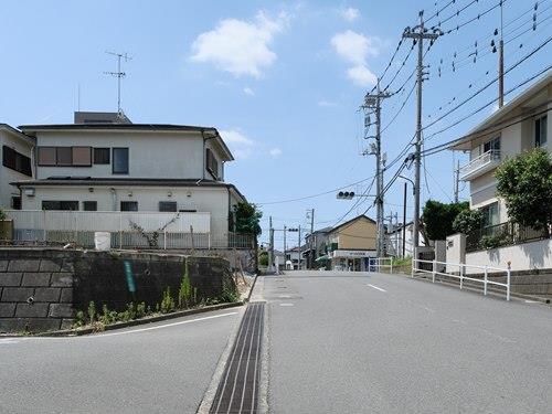西側前面道路（撮影 2026.07）