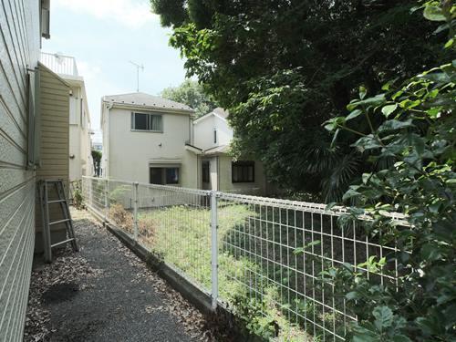 敷地北側は建物がなく開放感があります。
